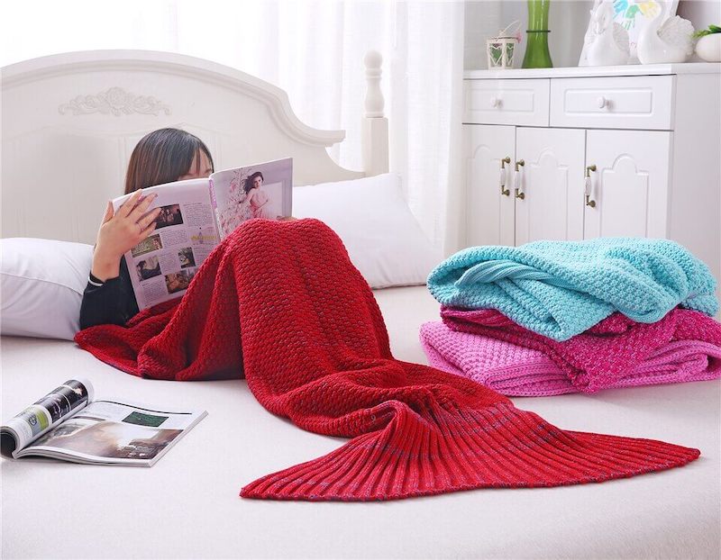 mała dziewczynka syrenka w kratę