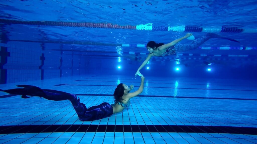 sirène beue qui nage / Meerjungfrau, die mit Meerjungfrauenflosse schwimmt